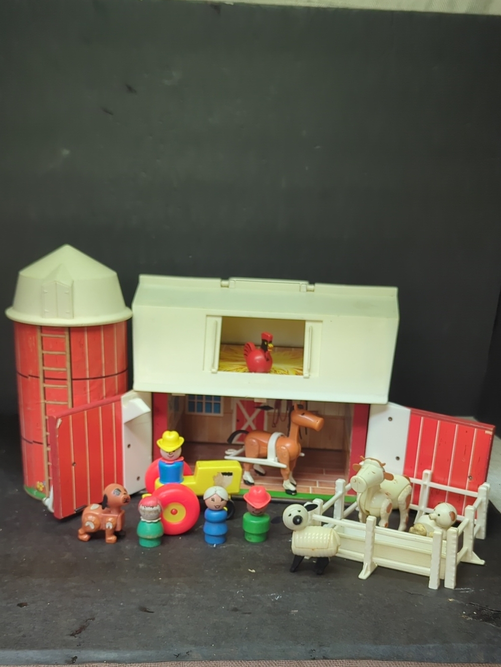 #30)Vintage Fisher Price Play Family Farm 915 Little People Barn & silo